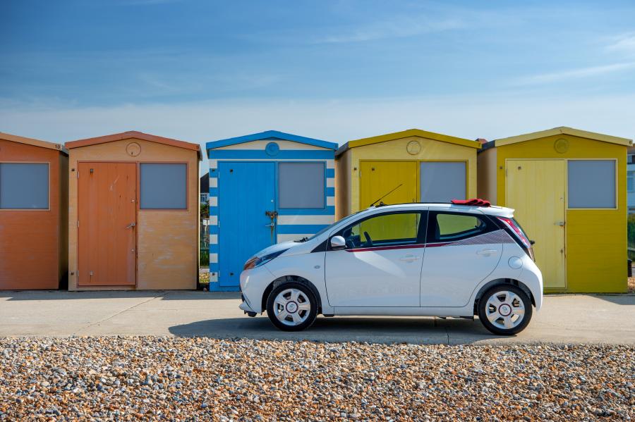  Toyota Aygo x-claim 5-Door 2017 года  (UK) (фото 6 из 17)